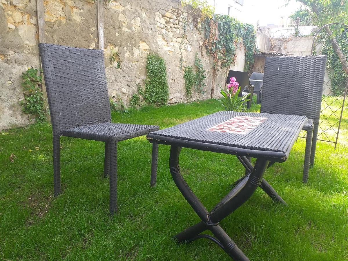 Les Volets Bleus - Deux Appartements Et Un Studio, Jardin Bourges Exteriör bild