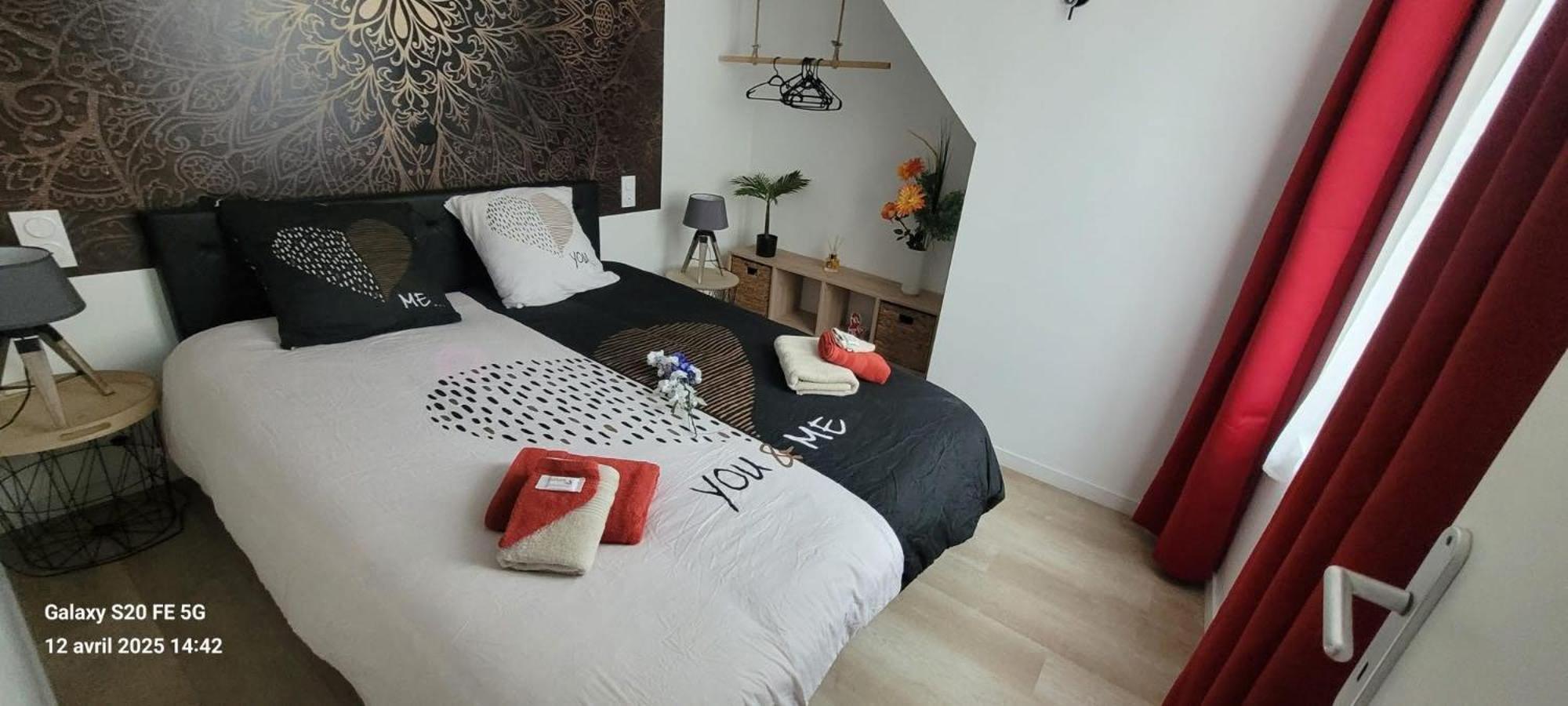 Les Volets Bleus - Deux Appartements Et Un Studio, Jardin Bourges Exteriör bild